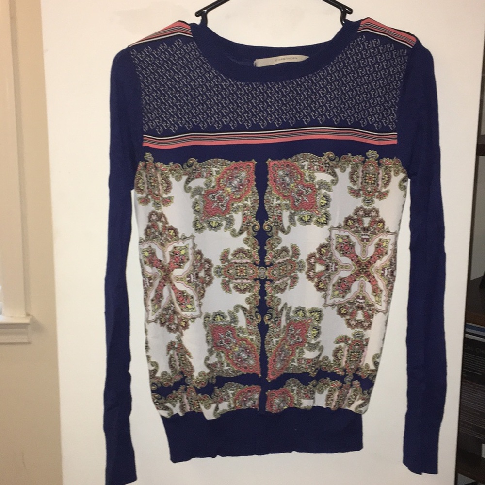 Long sleeve top.